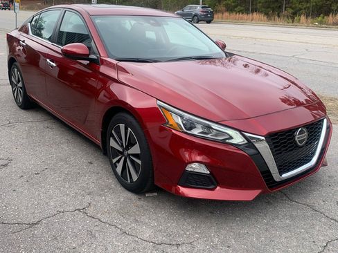 Used 2022 Nissan Altima 2.5 SV w/ SV Premium Package image 3