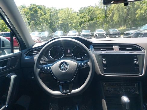 Used 2020 Volkswagen Tiguan SE w/ Panoramic Sunroof Package AWD/4WD image 10