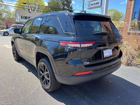 Used 2024 Jeep Grand Cherokee Altitude AWD/4WD image 4