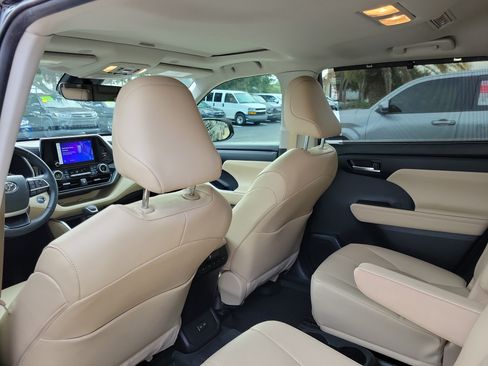 Used 2023 Toyota Highlander XLE FWD image 26