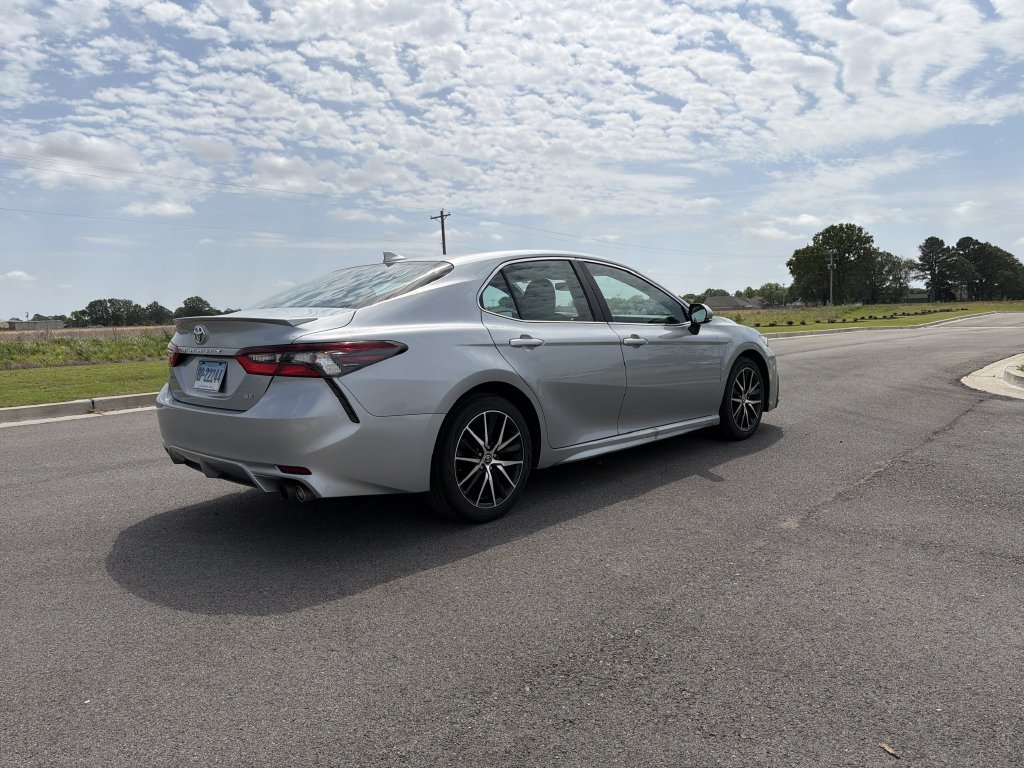 Used 2023 Toyota Camry SE FWD image 4