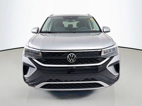 Used 2023 Volkswagen Taos SE w/ Panoramic Sunroof Package AWD/4WD image 2