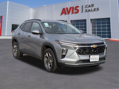 Used 2025 Chevrolet Trax LT w/ LT Convenience Package image 3