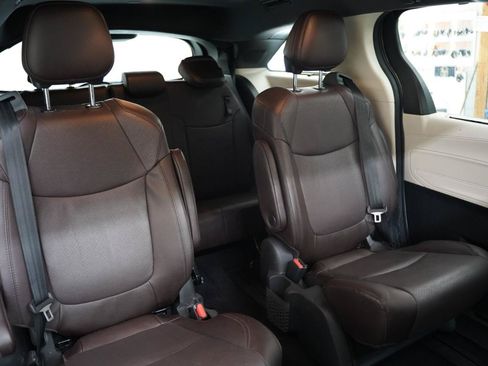 Used 2021 Toyota Sienna Platinum AWD/4WD image 35