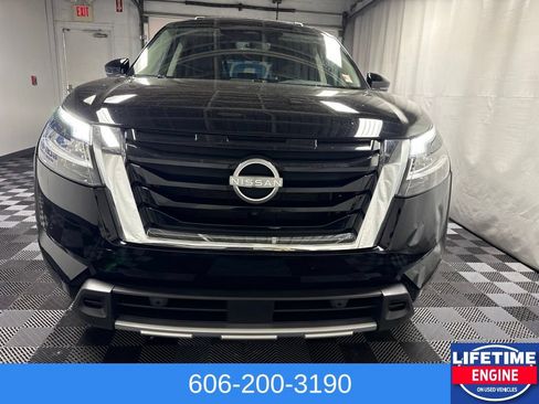 Used 2024 Nissan Pathfinder SL AWD/4WD image 3