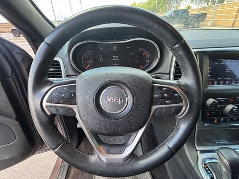 Used 2018 Jeep Grand Cherokee Laredo AWD/4WD image 12