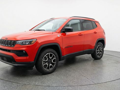 Used 2025 Jeep Compass Trailhawk AWD/4WD image 3