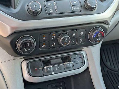 Used 2022 GMC Acadia SLT w/ Preferred Package FWD image 30