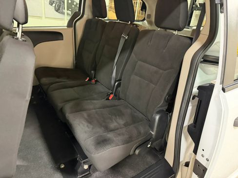 Used 2019 Dodge Grand Caravan SE FWD image 23