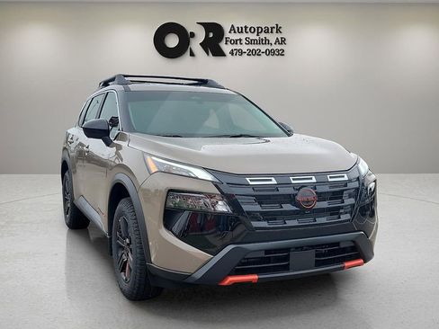 Used 2025 Nissan Rogue SV image 1