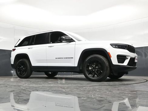 Used 2025 Jeep Grand Cherokee Altitude AWD/4WD image 53