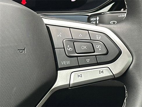 Certified 2024 Volkswagen Taos SE image 25