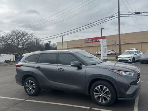 Used 2020 Toyota Highlander XLE image 9