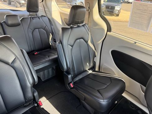 Used 2023 Chrysler Pacifica Touring-L FWD image 16