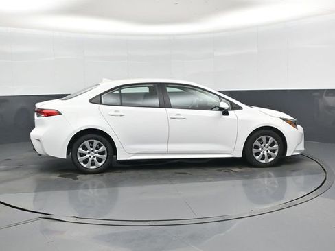 Used 2025 Toyota Corolla LE image 2