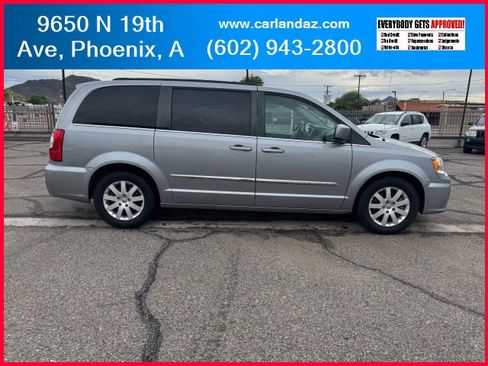 Used 2016 Chrysler Town & Country Touring image 5