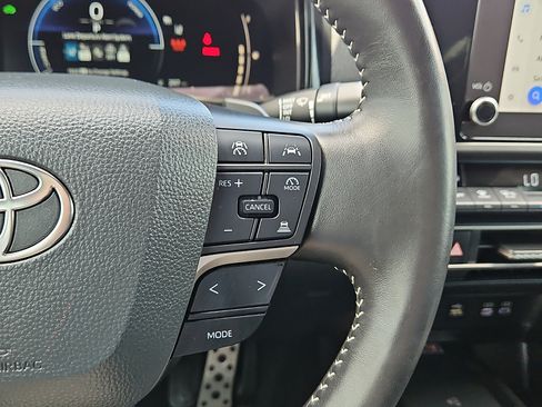 Used 2025 Toyota Camry SE FWD image 18