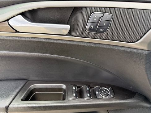 Used 2017 Ford Fusion SE w/ Equipment Group 202A AWD/4WD image 19