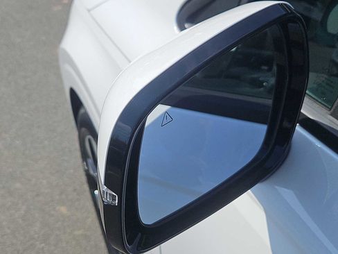 Used 2024 Kia Carnival EX image 21