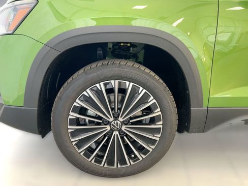 New 2026 Volkswagen Taos SE image 12