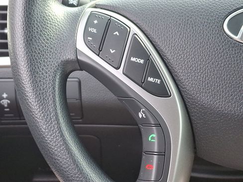 Used 2017 Hyundai Elantra GT image 19