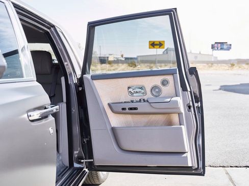 Used 2025 Rolls-Royce Phantom Sedan RWD image 31