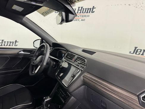 Used 2022 Volkswagen Tiguan SEL R-Line image 33