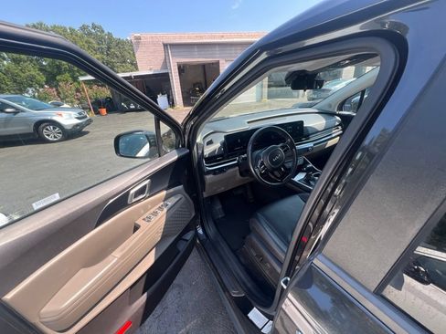Used 2025 Kia Carnival FWD image 2