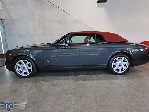 Used 2017 Rolls-Royce Phantom Drophead Coupe RWD image 3