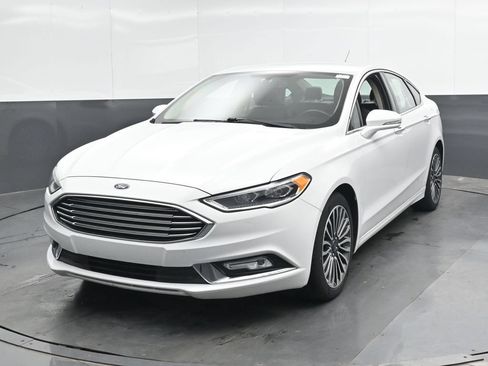 Used 2017 Ford Fusion SE w/ Fusion SE Technology Package FWD image 8