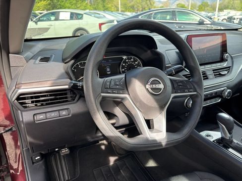 Used 2025 Nissan Altima 2.5 SV FWD image 30