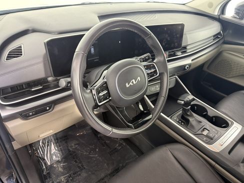Used 2025 Kia Carnival FWD image 17