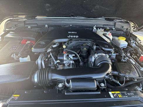 Used 2021 Jeep Wrangler Unlimited Sahara image 29