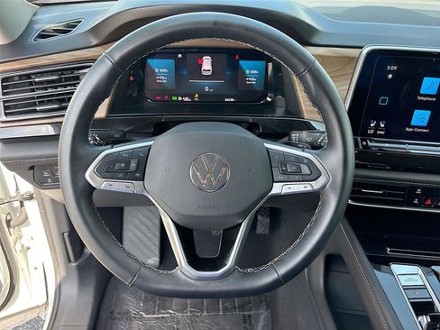 Used 2025 Volkswagen Atlas SE FWD image 13