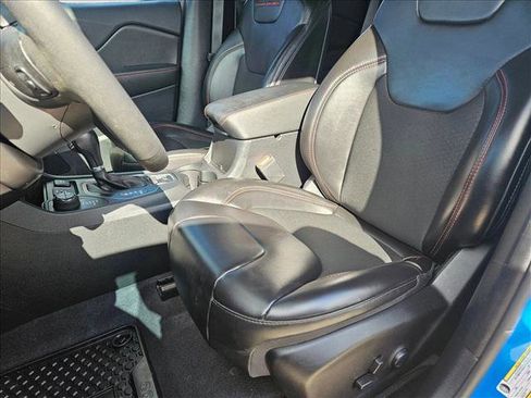 Used 2022 Jeep Cherokee Trailhawk image 15