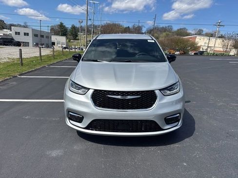 New 2026 Chrysler Pacifica Select image 2