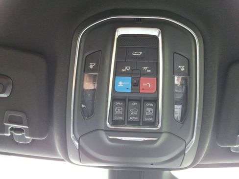 Used 2024 Jeep Grand Cherokee L Limited w/ Luxury Tech Group II AWD/4WD image 18