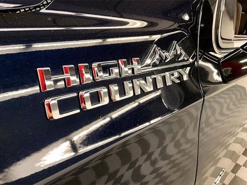 Used 2024 Chevrolet Suburban High Country image 34