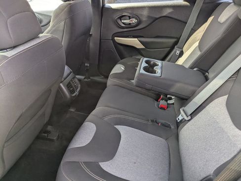 Used 2018 Jeep Cherokee Latitude w/ Safety Group FWD image 12