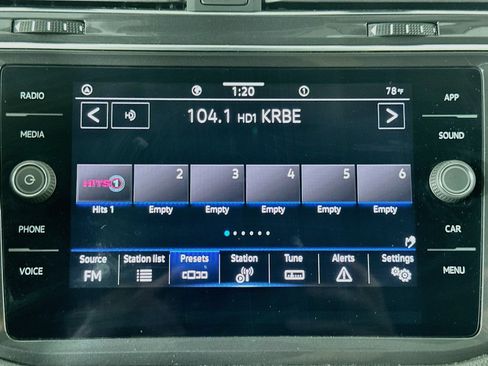 Used 2023 Volkswagen Tiguan SE w/ Panoramic Sunroof Package FWD image 19