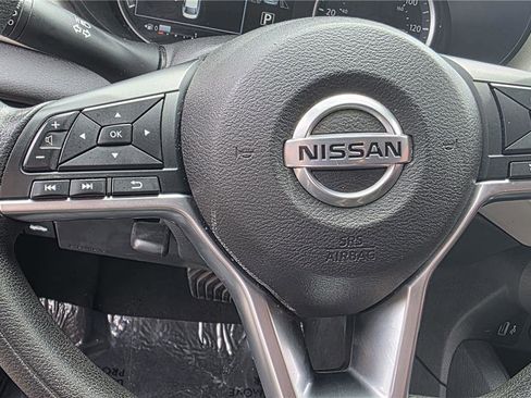 Used 2021 Nissan Versa SV FWD image 9