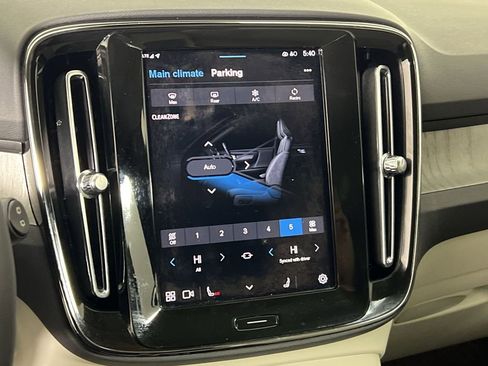 Used 2024 Volvo XC40 B5 Plus image 17