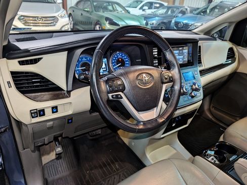 Used 2017 Toyota Sienna FWD image 13