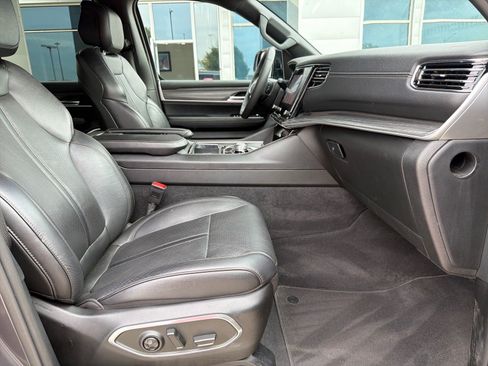 Used 2023 Jeep Wagoneer L Series II AWD/4WD image 29
