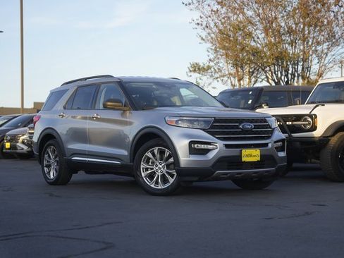 Used 2022 Ford Explorer XLT w/ Equipment Group 202A image 2