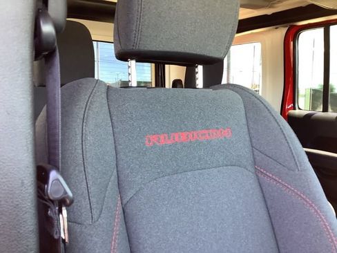 Used 2025 Jeep Wrangler Unlimited Rubicon w/ Convenience Group AWD/4WD image 42