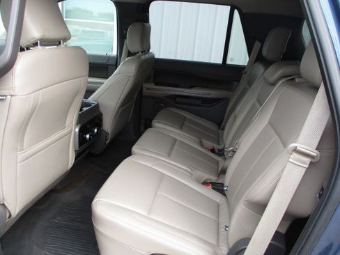 Used 2019 Ford Expedition XLT w/ Equipment Group 202A AWD/4WD image 9