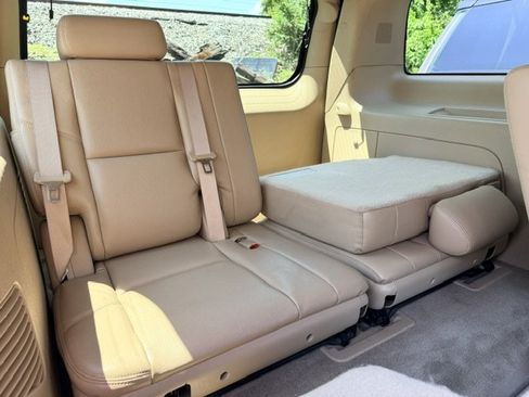 Used 2011 Cadillac Escalade Premium RWD image 19