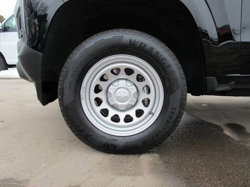 Used 2023 Chevrolet Colorado W/T image 9