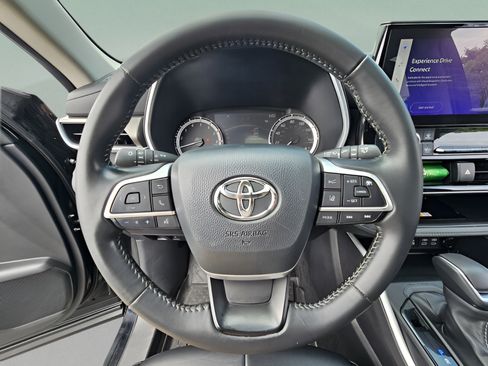 Used 2023 Toyota Highlander XLE AWD/4WD image 24